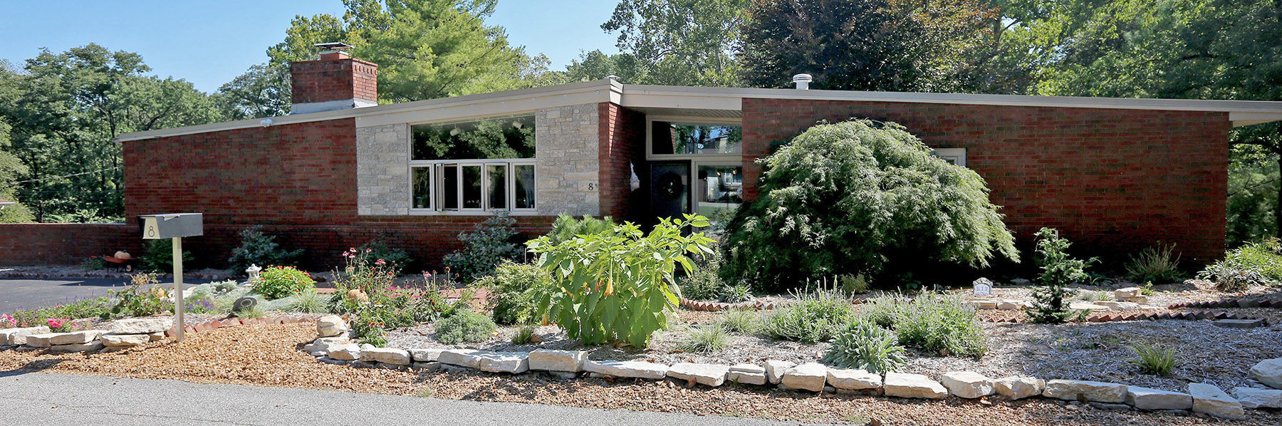 At home in a Belleville Mid-century modern
